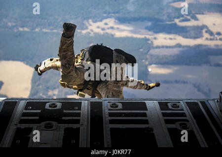 Ein Pararescueman aus der 38. Rescue Squadron springt ein HC-130J Bekämpfung König II Stockfoto