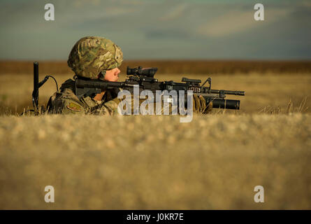 Senior Airman Brandon Thompson, eine 791st Rakete Sicherheit Kräfte Squadron Verteidiger, sorgt für Sicherheit während einer Rückeroberung und Recovery Übung, USA Stockfoto