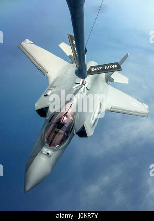 Eine F-35A Lightning II erhält Kraftstoff von einer KC-135 Stratotanker Stockfoto