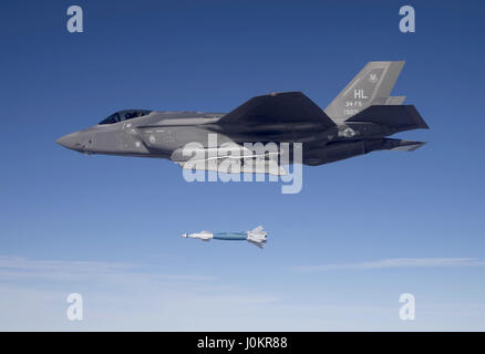 F-35A Lightning II fällt eine GBU-12 lasergelenkte Bombe Stockfoto