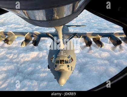 Ein MC-130J Commando II empfängt eine KC-135R Stratotanker Kraftstoff Stockfoto