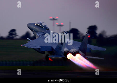 Ein 492nd Fighter Squadron F-15E Strike Eagle startet von der Royal Air Force Lakenheath, England Stockfoto