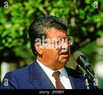 Turgut Özal der Präsident der Türkei beantwortet Reporter Fragen während einer kurzen Pressekonferenz von der South Lawn Einfahrt nach seinem privaten Treffen mit Präsident George H.W. Bush im Oval Office des weißen Hauses, Washington DC., 25. September 1990.  Foto: Mark Reinstein Stockfoto