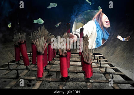 Japanerin, die Platzierung von Weihrauch in der Brenner am Kotoku-in durch die Statue des großen Buddha in Kamakura Stockfoto