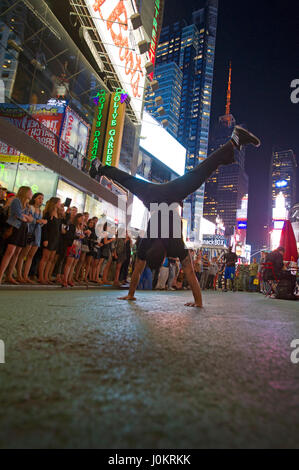 Straßenkünstler steht auf seine Hände, während eine athletische Leistung am Times Square in New York auf Mittwoch, 14. August 2013. Fransen wirkt auf Times Sq Stockfoto