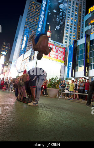 Straßenkünstler steht auf seine Hände, während eine athletische Leistung am Times Square in New York auf Mittwoch, 14. August 2013. Fransen wirkt auf Times Sq Stockfoto