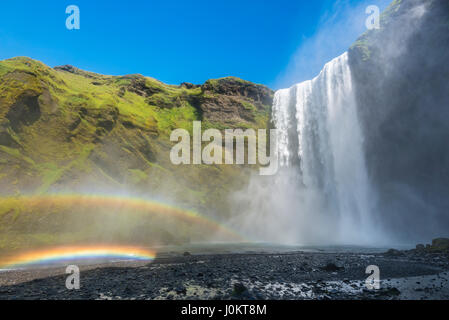 Wasserfall Skógafoss mit doppelter Regenbogen, Island Stockfoto