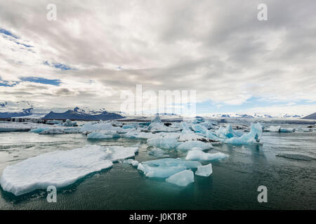 Schwimmende Eisberge in der Gletscherlagune Jökulsarlon, hintere Gletscherzunge des Vatnajökull, Island Stockfoto