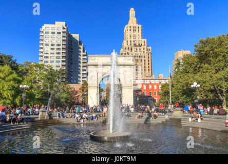 Brunnen, Springbrunnen, hinten Bogen Washington Square Triumphbogen, Washington Square Park, Manhattan, New York City Stockfoto