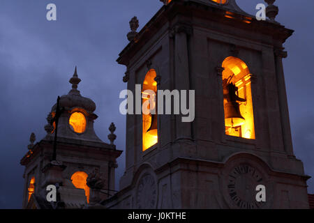 Eine gruselige und dunklen Kirchturm mit den Glocken beleuchtet durch die Lichter auf der Innenseite. Stockfoto