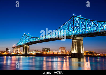 Montreal, CA - 13. April 2017: Jacques-Cartier Brücke testet sein neues Beleuchtungssystem erstellt von Moment Factory vor dem offiziellen Start am 17 Mai 201 Stockfoto