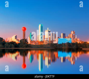 Dallas Skyline Reflexion in der Morgendämmerung, Downtown Dallas, Texas, USA Stockfoto