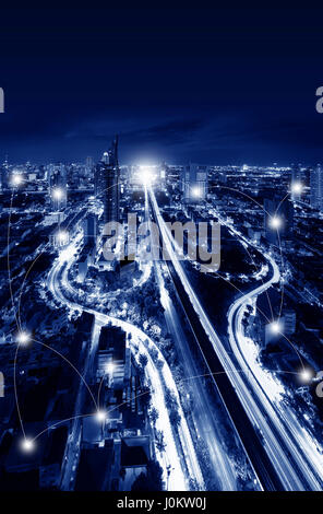 Netzwerk und Anschluss-Technologie-Konzept der Dreizack der Sathorn Road, Bangkok, Thailand Stockfoto