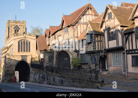 Lord Leycester Hospital und St. James Kapelle West Gate. Historische Gruppe der Fachwerkhäuser auf Warwick High Street. Warwick, Warwickshire, Großbritannien Stockfoto