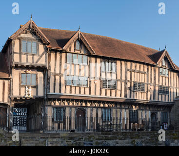 Lord Leycester Krankenhaus. Historische Gruppe von Fachwerkbauten auf Warwick High Street. Warwick, Warwickshire, Großbritannien Stockfoto