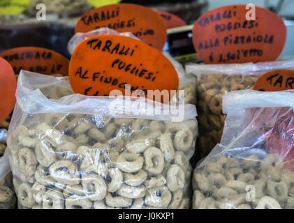 Taralli Süditalien traditionellen snack zum Verkauf auf Markt. Stockfoto