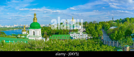 Der Panoramablick auf den unteren Teil des Kiewer Petschersker Lavra-Höhlenklosters mit seinen wichtigsten Wahrzeichen - der Geburtskirche der Mutter Gottes, Ukraine Stockfoto