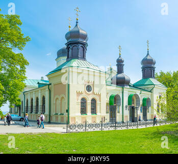 KIEW, UKRAINE - 2. MAI 2016: Das Dreifaltigkeitskloster St. Jonas ist das wichtigste religiöse Wahrzeichen auf dem Territorium des Botanischen Gartens Stockfoto