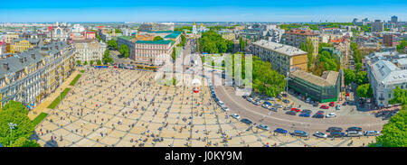 KIEW, UKRAINE - 29. APRIL 2016: Panoramablick auf den historischen Teil von Kiew vom Kirchturm St. Sofia, am 29. April in Kiew Stockfoto