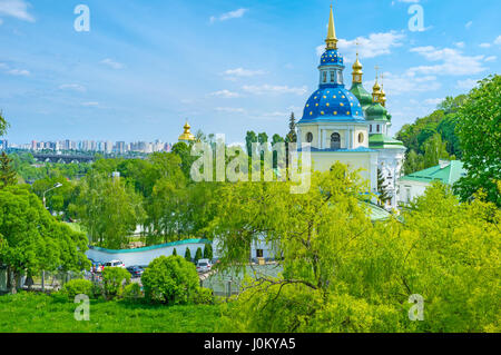 Das Vydubychi-Kloster liegt am Hang eines Hügels mit tollem Panoramablick auf Kiew, Ukraine Stockfoto