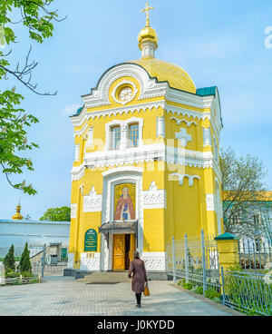 KIEW, UKRAINE - 2. MAI 2016: Wunderschöne gelbe Kirche des Sergius von Radonesch neben dem Haupteingang des Kiewer Petschersker Lavra-Höhle-Klosters Stockfoto