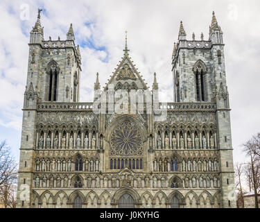 Die Westfassade des Nidaros Kathedrale oder Nidasrosdomen in Trondheim, gebaut auf der Grabstätte des Heiligen Olav, Gönner Heiliges von Norwegen. Stockfoto