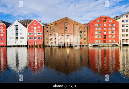 Traditionelle Lager line die Seiten des Nidelva Fluss, da es durch Trondheim, Norwegen fließt. Stockfoto