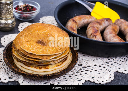 Warme Pfannkuchen mit hausgemachter Wurst in der Pfanne. Studio Photo Stockfoto