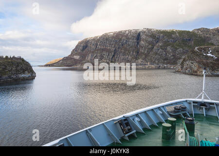 Hurtigruten Schiff MS Richard With, macht seinen Weg durch die schmale Meerenge Stokksund, Norwegen. Stockfoto