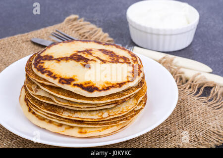 Warme Pfannkuchen mit hausgemachter Wurst in der Pfanne. Studio Photo Stockfoto