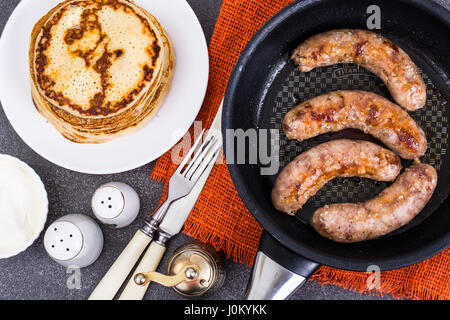 Warme Pfannkuchen mit hausgemachter Wurst in der Pfanne. Studio Photo Stockfoto