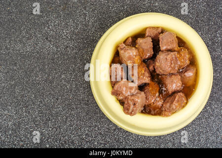 Dosenfleisch für Tierfutter. Studio Photo Stockfoto