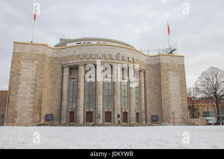 Die "Volksbuhne" bedeutet Bühne für die Menschen und steht am Rosa-Luxemburg-Platz seit 1890. Es begann als eine Bühne für die sozial engagierte Darsteller Stockfoto