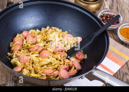 Sauerkraut geschmort mit Scheiben von Würsten. Studio Foto Stockfoto