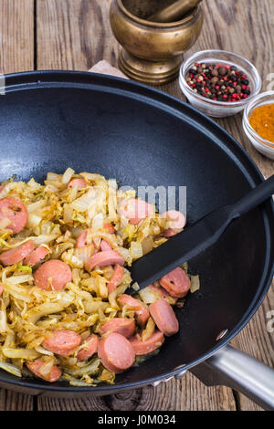 Sauerkraut geschmort mit Scheiben von Würsten. Studio Foto Stockfoto