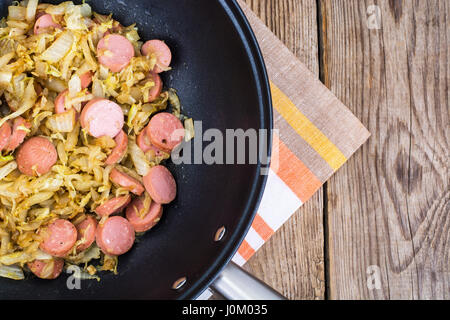 Sauerkraut geschmort mit Scheiben von Würsten. Studio Foto Stockfoto