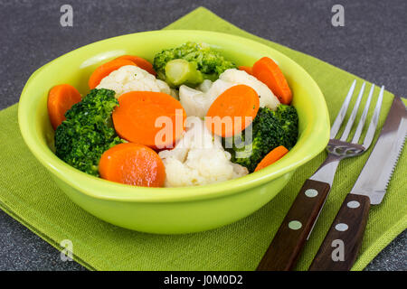 Diätetische Lebensmittel, gedünstetes Gemüse. Studio Photo Stockfoto