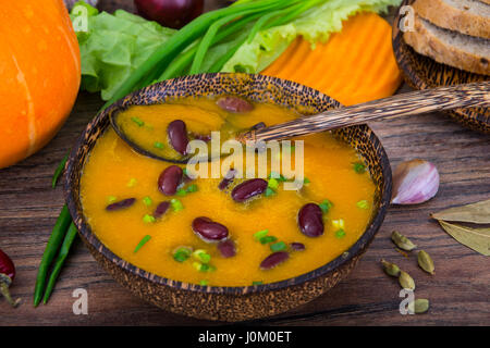 Gemüse-Cremesuppe mit roten Bohnen. Studio Photo Stockfoto