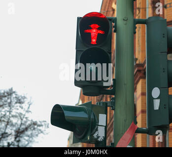 Ampel auf rot in Ost-Berlin Stockfoto