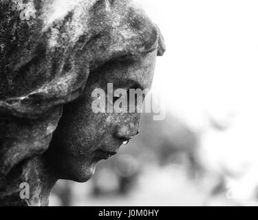 Weinende Engel auf einem Friedhof. Stockfoto