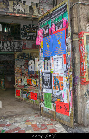 Underground-Szene in den Ostteil Berlins. Poster auf einem alten besetzte Gebäude, ca. 2010 Stockfoto