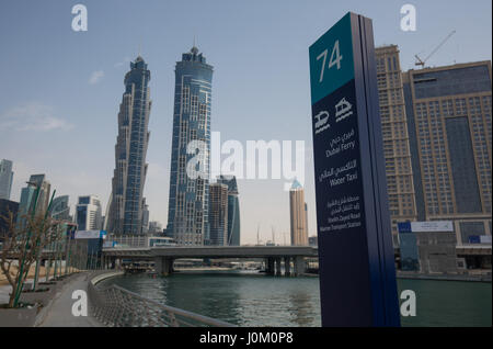 Ansicht des JW Marriott Marquis Hotel von Business Bay Marine Transport Station in Dubai, VAE. Stockfoto