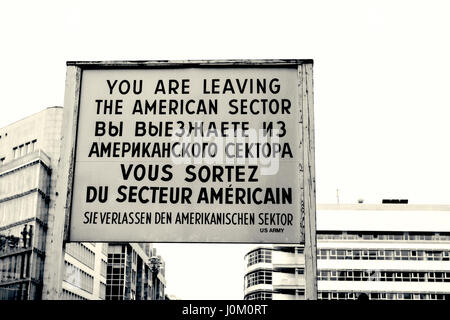 Altes Schild am Checkpoint Charly (an der alten Berliner Mauer) Stockfoto