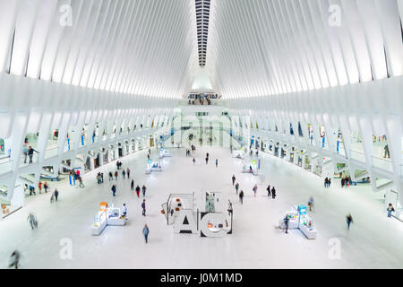 Die Oculus World Trade Center Verkehrsknotenpunkt Innenraum im Zwischengeschoss mit Pendler und Touristen, Manhattan, New York, USA Stockfoto