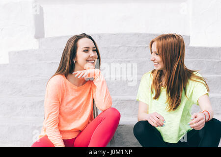 Zwei junge Freunde Sportswear reden und Lachen im Freien, Nahaufnahme Stockfoto