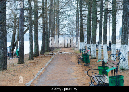 Die kleine Gasse mit Bänken in den Frühling in der Stadt von Ples. Stockfoto