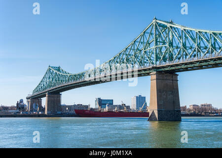 Montreal, CA - 13. April 2017: Jacques-Cartier Brücke und Sankt-Lorenz-Strom. Stockfoto