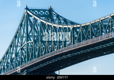 Montreal, CA - 13. April 2017: Jacques-Cartier Brücke von Jean Drapeau Park aus gesehen Stockfoto