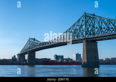 Montreal, CA - 13. April 2017: Jacques-Cartier Brücke und Sankt-Lorenz-Strom. Stockfoto