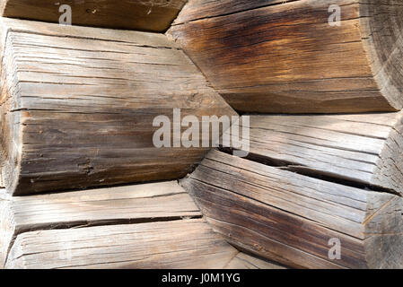 Holzscheite an der Kreuzung im russischen Landhaus. Stockfoto